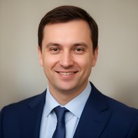 Портрет уверенного бизнесмена из компании Соседи Нск на нейтральном фоне в студийном освещении