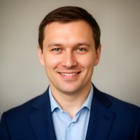 Портрет уверенного бизнесмена из компании Соседи Нск на нейтральном фоне в студийном освещении